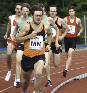 Sam Deathe leading the 800m at Milton Keynes